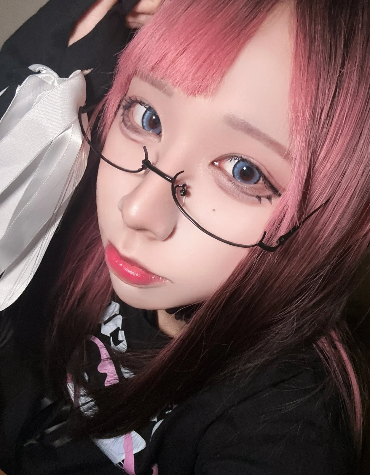 ピンクの髪と眼鏡のポートレート