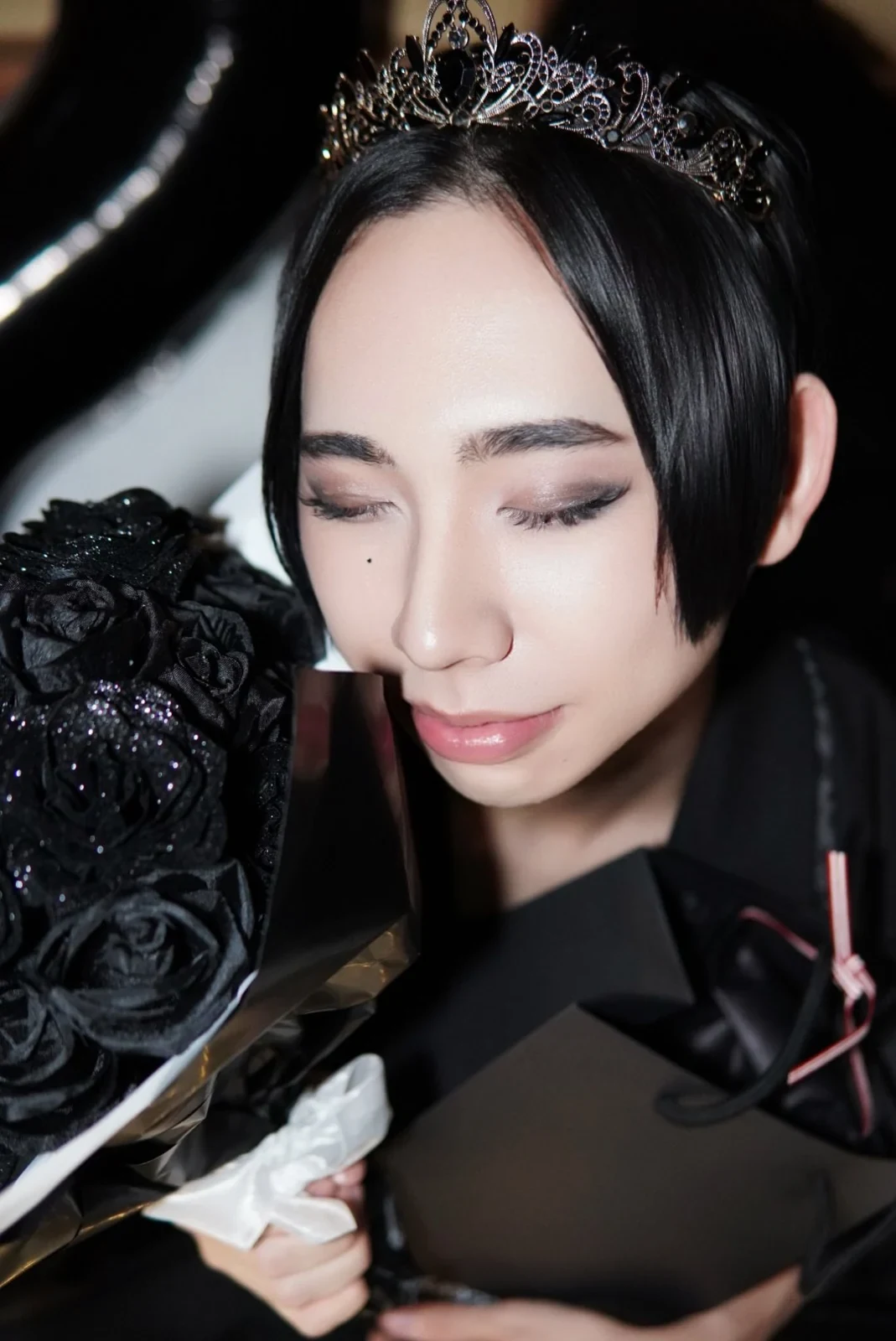黒い王冠を着けた写真